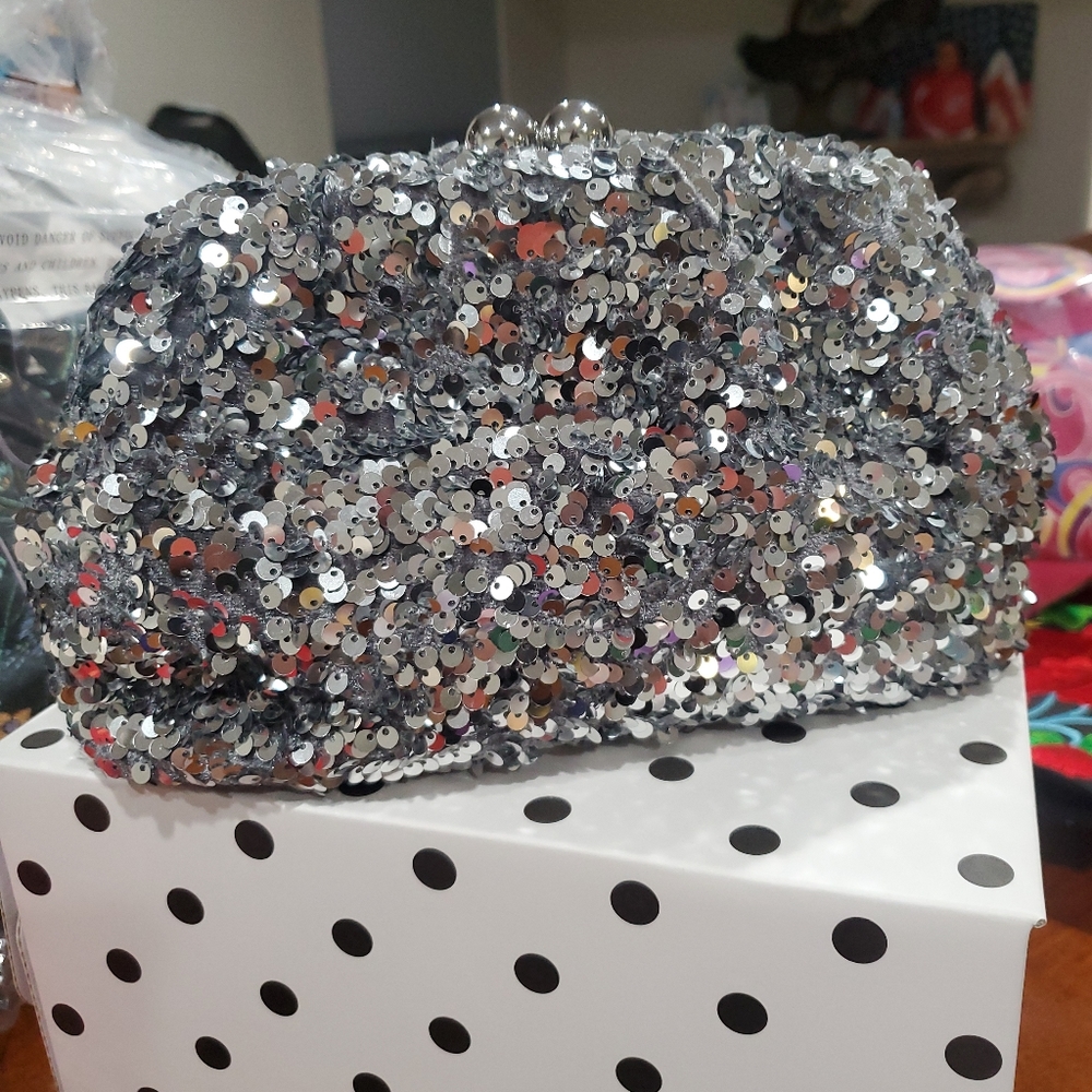 NEW KATE SPADE SCRUNCHY SEQUIN FABRIC CONVERTIBLE CLUTCH SILVER CROSSB